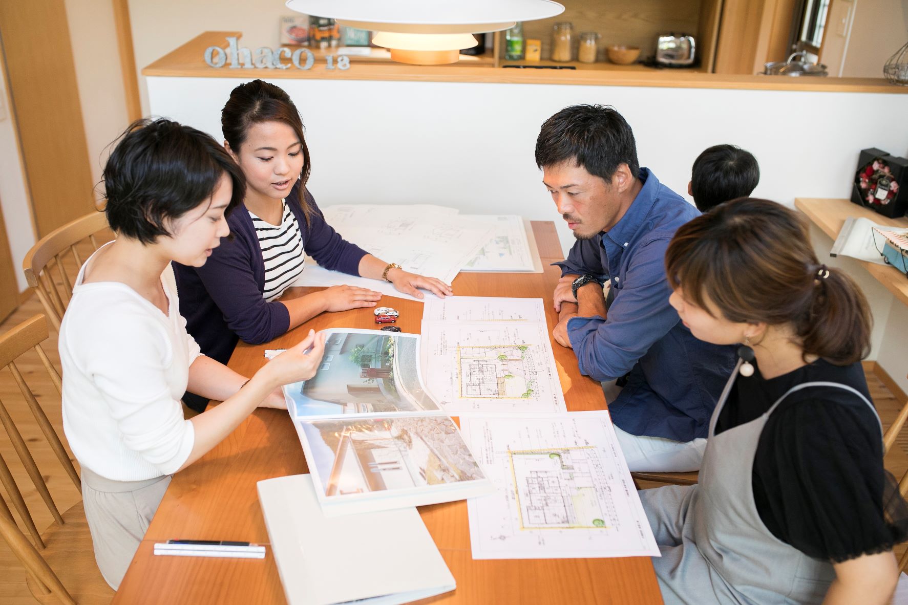 仕様打合せのインテリアコーディネーター